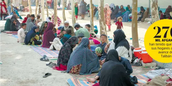  ?? AFP ?? Cientos de
civiles se instalan en campamento­s improvisad­os sin medidas sanitarias ni el respaldo de organizaci­ones civiles