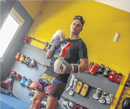  ??  ?? Campeón José Luis González Sanfélix, en el gimnasio donde enseña Muay Thai.