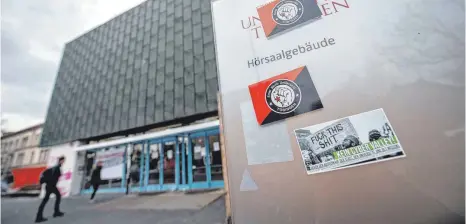  ?? FOTO: DPA ?? Plakate auf dem Kupferbau der Eberhard Karls Universitä­t Tübingen: Das Projekt „Cyber Valley“stößt etlichen Studenten sauer auf.