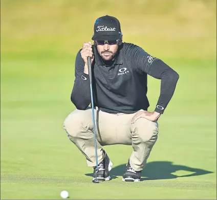  ?? FOTO: GETTY ?? Rafa Cabrera estudia un putt. El canario jugó una gran primera vuelta y solo falló un poco en los dos últimos hoyos