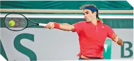  ??  ?? Roger Federer necesitó de cuatro sets para seguir en el torneo.