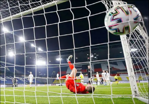  ??  ?? الكرة تعانق شباك المنتخب الآيسلندي معلنة الهدف الثالث للمنتخب الألماني الذي سجله هافيرتز