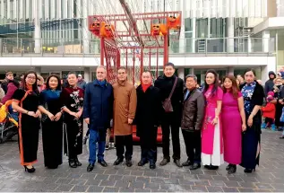  ??  ?? Des invités chinois et français avec le maire de Courbevoie, Jacques Kossowski (4e à gauche), et le directeur du Centre culturel de Chine à Paris, Yan Zhenquan (6e à gauche)