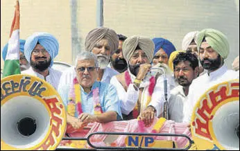  ?? SANJEEV KUMAR/HT ?? Former Congress MP Jagmeet Singh Brar (centre) and suspended AAP MP Dr Dharamvira Gandhi (2nd from left) during a march in Bathinda on Thursday.