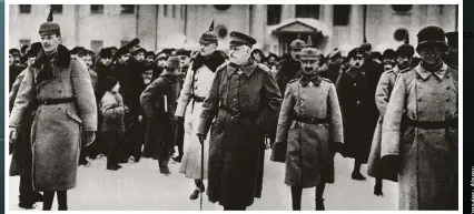  ??  ?? RIGHT: Field Marshal General von Eichhorn inspects the occupied city of Minsk, 1918