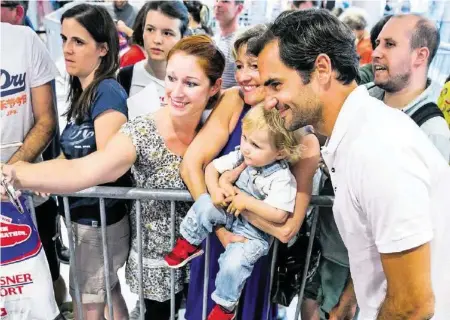  ?? KEYSTONE ?? Ein gut gelaunter Roger Federer nahm sich bei einer Autogramms­tunde in Spreitenba­ch Zeit für seine Fans.