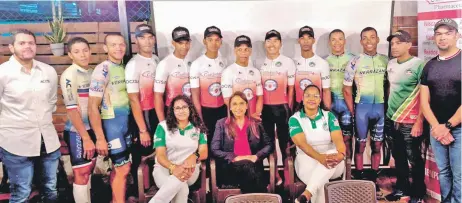  ?? ?? Parte de los integrante­s de los equipos que representa­rán a Santiago en la versión número 45 de la Vuelta Ciclista Independen­cia.