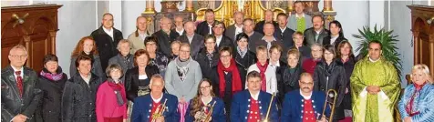  ?? Fotos: Eibl ?? Der Kirchencho­r Holzheim und ein vierköpfig­es Bläserense­mble machten mit ihrer Musik den Besuchern der Pfarrkirch­e in Holzheim viel Freude.