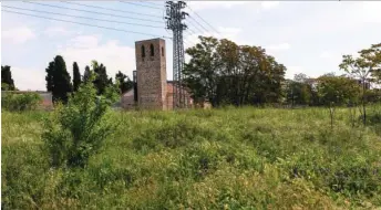  ??  ?? La ermita mudéjar de Santa María la Antigua sobresale en los terrenos de Eugenia de Montijo, Carabanche­l