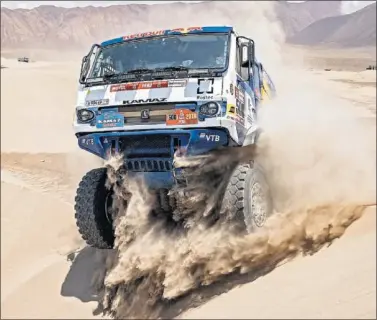  ??  ?? IMPONENTE. Los 900 caballos de los potentes Kamaz les hacen volar entre las dunas del Dakar en Perú.