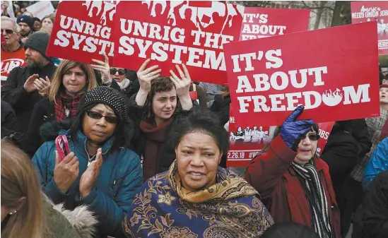  ?? ALEX WONG GETTY IMAGES/AGENCE FRANCE-PRESSE ?? Des manifestan­ts devant la Cour suprême des États-Unis à Washington, lundi. La cour doit entendre une cause contre les cotisation­s obligatoir­es dans le secteur public.