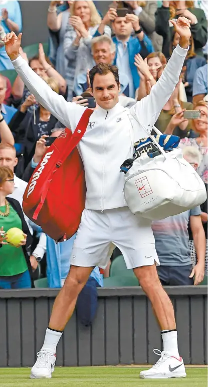  ??  ?? La celebració­n de Roger Federer al salir de la cancha central