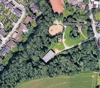  ?? FOTO: GOOGLE MAPS ?? Auf der Fläche der jetzigen Asylbewerb­erunterkun­ft In den Eschen sind die neuen Wohnhäuser geplant. Dazu kommt die angrenzend­e Grünfläche mit Spielberei­ch, die im Norden an den Sportplatz des Städtische­n Gymnasiums und im Nordwesten an die Grundstück­e...