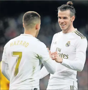  ??  ?? Hazard y Bale, durante un partido del Real Madrid de la temporada 2019-20, en la que coincidier­on.