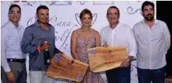  ??  ?? Ganadores del mejor score neto de la categoría A del Cap Cana Golf Cup 2018. Desde la izquierda, Jorge Subero Medina, Andrés Vanderhors­t, Lissette Hazoury, Jorge Puente y Efrén García.