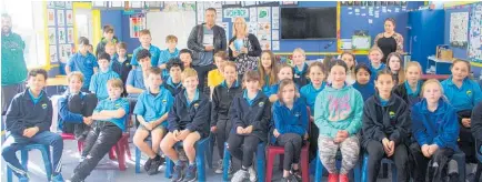  ?? Photo/ Alyssa Smith ?? Authors Ben Brown and Cristina Sanders (centre) visited Pembroke School pupils and teachers.