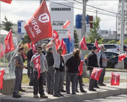  ?? RYAN REMIORZ, THE CANADIAN PRESS ?? Unifor union members from aerospace firms across Quebec held a rally in front of the Bombardier plant in Montreal on Friday.