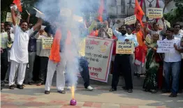  ?? — BUNNY SMITH ?? Hindu activists burn firecracke­rs in New Delhi on Friday to protest against the Supreme Court ban on its sale.