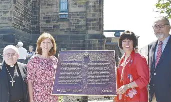  ?? - Acadie Nouvelle: Lili Mercure ?? Marie-Linda Lord, présidente de la Fondation Cathédrale Notre-Dame-de-l’Assomption, Mgr Valéry Vienneau et Ginette Petitpas Taylor, ministre de la Santé devant la plaque commémorat­ive.