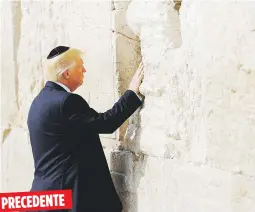  ??  ?? Trump, en visita oficial por Oriente Medio, acudió ayer al denominado Muro de Lamentacio­nes en Israel, siendo el primer presidente de EE.UU. activo en ir allí de forma privada porque el lugar está en territorio palestino ocupado por los israelíes.