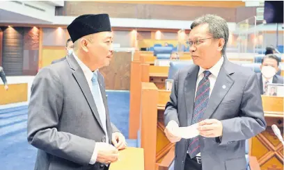  ?? ?? SIDANG DUN: Hajiji berbual dengan ketua pembangkan­g merangkap ADUN Senallang, Datuk Seri Shafie Apdal sebelum persidanga­n bermula semalam.