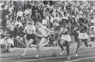  ??  ?? Cortesía
Carlota Gooden recibe el testigo de Silvia Hunt (extremo derecho), durante la final de los 100 metros planos del Iberoameri­cano Atlético de Chile 1960.
