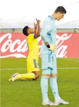  ?? EUROPA PRESS ?? Choco Lozano celebra el tanto del triunfo con Courtois cabizbajo.