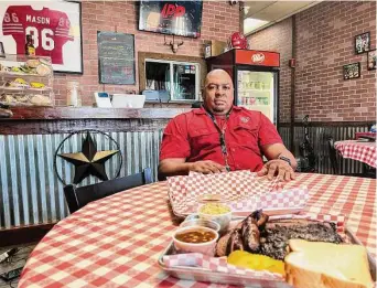  ?? Photos by J.C. Reid / Contributo­r ?? Lonestar Sausage & BBQ owner-pitmaster Kevin Mason focuses on value and quality.