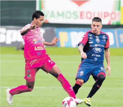  ??  ?? El jugador del Carmelita, Nextalí Rodríguez (izquierda), en un partido frente a San Carlos en el Apertura 2018. Rodríguez es uno de los tres futbolista­s que viajó a México.