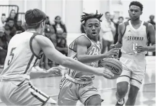  ?? ERIC WYNNE • THE CHRONICLE HERALD ?? Dartmouth Spartans' Kyrie Thompson drives to the hoop against the Halifax Grammar School at the NSSAF Division 1 boys' basketball championsh­ip last March.