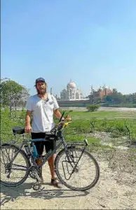  ?? ?? Jaume, en un alto en su camino, con el Taj Mahal a sus espaldas. Ahí fue donde decidió replantear­se la ruta.