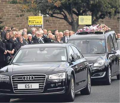  ?? Pictures: Kris Miller. ?? People lined the route as the hearse made its way to Carnoustie Church.