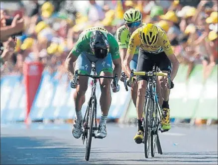  ?? YOAN VALAT / EFE ?? Sagan, maillot verde, y Froome, maillot amarillo, en la llegada a la meta de Montpellie­r