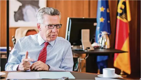  ??  ?? CDU-Politiker Thomas de Maizière (63) in seinem Büro im Innenminis­terium in Berlin.