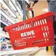  ?? FOTO: DPA ?? Praktisch, aber voller Tücken: der Rewe-Korb.