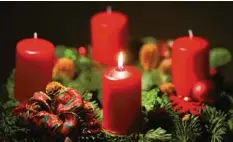  ?? Foto: dpa ?? Vier Kerzen sind auf einem Adventskra­nz – warum das so ist, das erfährst du in diesem kleinen Adventstex­t.