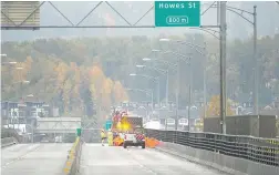  ?? ARLEN REDEKOP/PNG ?? The Queensboro­ugh Bridge was closed for several hours Wednesday due to an electrical fire.