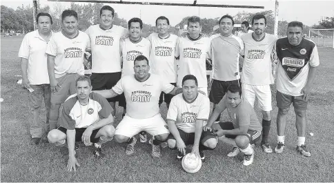 ??  ?? MUNDO CELULAR mantuvo su buen paso en el actual campeonato de la Liga Premier de Futbol de Veteranos de la Sección Uno de Ciudad Madero.