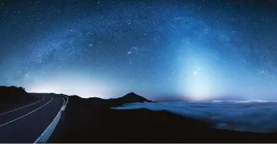  ??  ?? Right: Zodiacal light and the Milky Way over Mount Teide in Tenerife