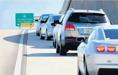  ?? MIKE STOCKER/STAFF PHOTOGRAPH­ER ?? Cars line up on the side of the road on Federal Highway just north of Fort Lauderdale/Hollywood Internatio­nal Airport. Deputies are fed up with the roadside parking ($110 fine) — as well as the trash drivers leave behind (an additional $50 fine).