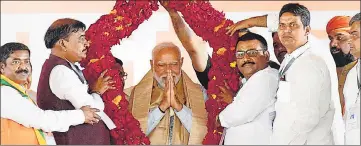  ?? HT PHOTO ?? Narendra Modi being garlanded by NDA leaders during a public meeting in Nawada on Sunday.