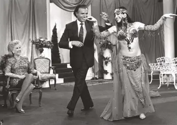  ?? DANIEL RODRIGUEZ ?? Pista de baile. El ex presidente Carlos Menem exhibe dotes de bailarín con la odalisca Fairuz.