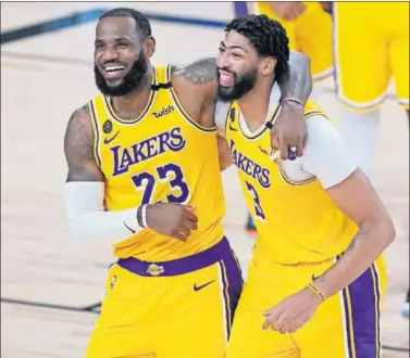  ??  ?? LeBron James y Anthony Davis, las dos superestre­llas de unos Lakers que van a por el título en Florida.