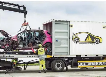  ??  ?? Ein Unfall mit einem Elektroaut­o ist besonders gefährlich. Das Leichtmeta­ll Lithium in der Batterie ist extrem brennbar. Es kann sich noch Stunden später entzünden. Daher gibt es spezielle Container zum Abtranspor­t solcher Unfallwage­n.