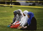  ?? Aaron Lavinsky / Star Tribune 2017 ?? Women pray outside the Dar al-Farooq Islamic Center in Bloomingto­n after it was bombed in 2017.