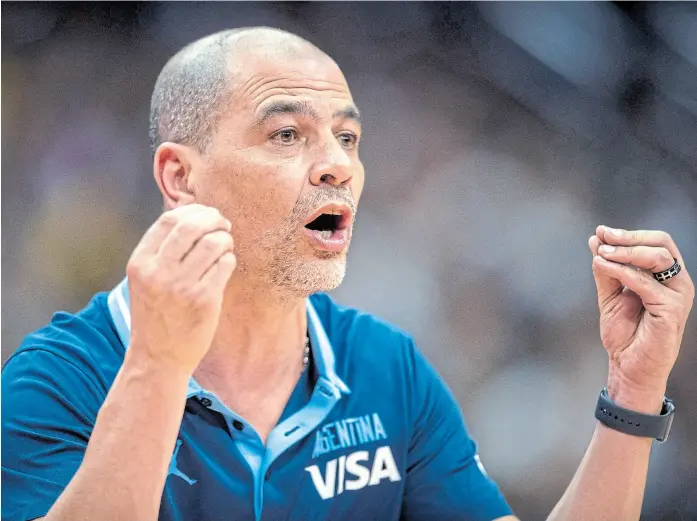  ?? Xiao Yijiu / afp ?? Con 55 años, Sergio Hernández dirige en su tercer Mundial de básquetbol; a las 9, en China y ante Francia, la selección buscará la final