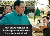  ??  ?? Piet en At verkeer in lewensgeva­ar wanneer Esra hulle wil skiet.