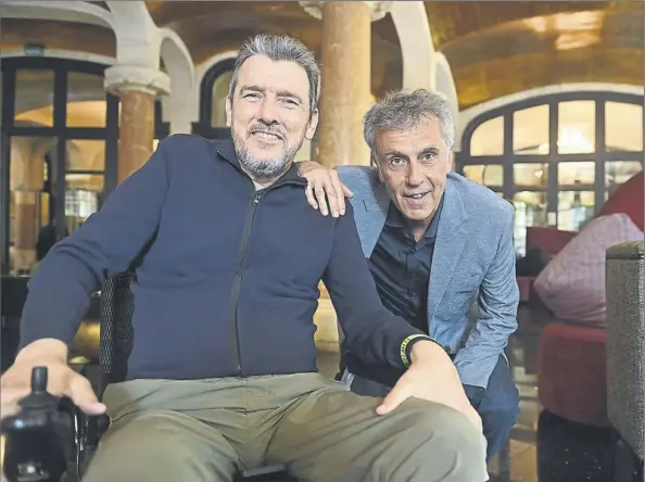  ?? Foto: M. MONTILLA ?? Juan Carlos Unzué y Xavi Torres, director del Área de Documental­es de tv3, que estrenará ‘El último equipo de Juancar’ en septiembre tras recaudar dinero por la ELA en los cines