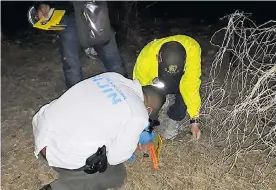  ?? ARCHIVO ?? Dos peritos de la Policía recogen pruebas en el lugar donde fue hallada la mujer.