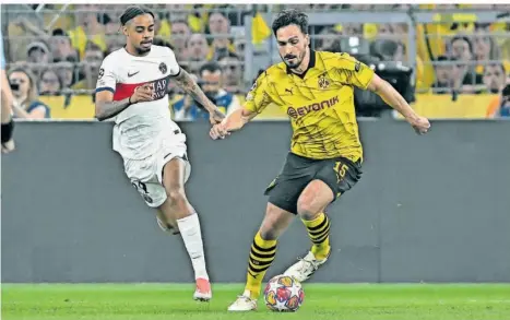  ?? FOTO: IMAGO IMAGES ?? Im Hinspiel hatten Borussia Dortmund und Innenverte­idiger Mats Hummels – hier im Duell mit dem Pariser Bradley Barcola (links) – das Starensemb­le von Paris St. Germain gut im Griff. Dennoch warten trotz des 1:0-Sieges mindestens 90 harte Minuten auf die Schwarz-Gelben.